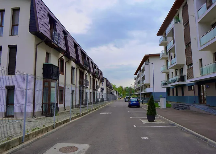 Coresi, 2 Camere, Sleeps 6 Large Private Garden Apartment Pets Welcome